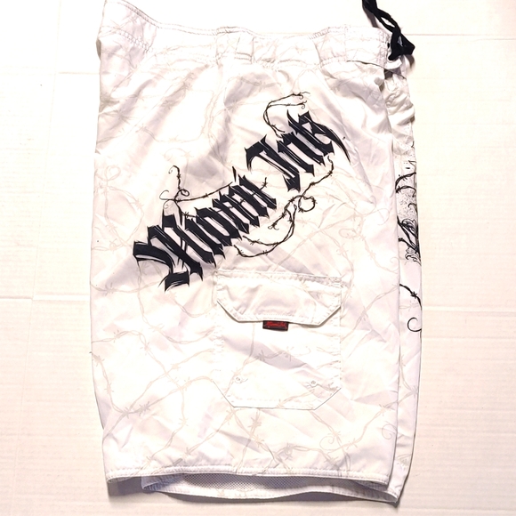 Miami Ink Grunge White Skull Graphic Shorts Size 38 - Picture 6 of 8